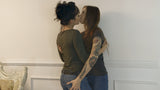LOVERS IN JEANS